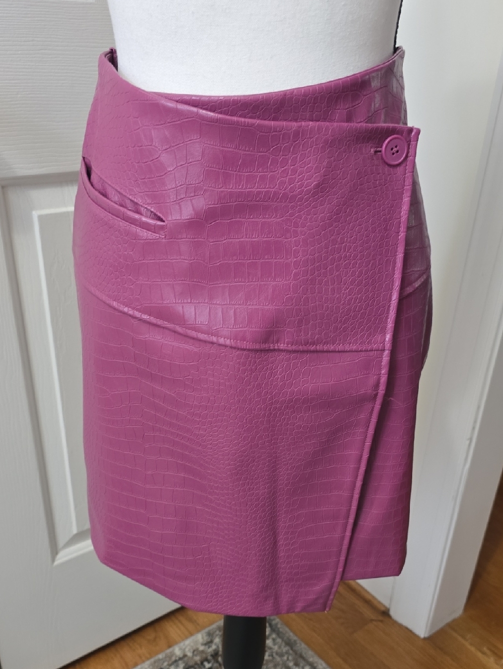 WORTHINGTON BRAND WOMEN'S PLUM FAUX LEATHER SHORT FAUX WRAP SKIRT SIZE 4